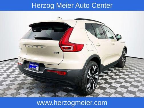 2025 Volvo XC40 B5 Plus Dark Theme