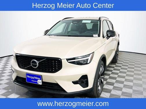 2025 Volvo XC40 B5 Plus Dark Theme