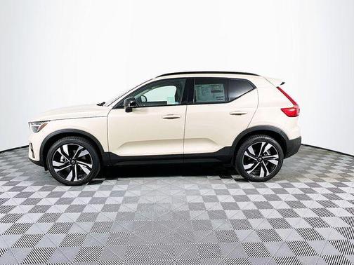 2025 Volvo XC40 B5 Plus Dark Theme
