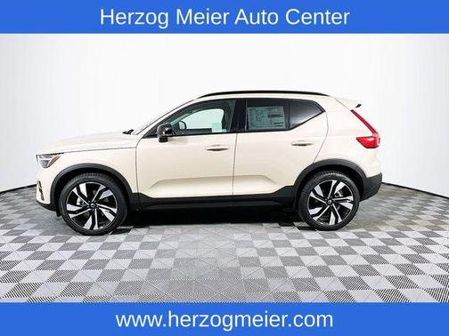2025 Volvo XC40 B5 Plus Dark Theme