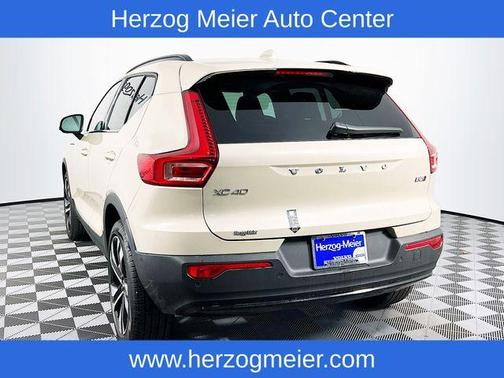 2025 Volvo XC40 B5 Plus Dark Theme