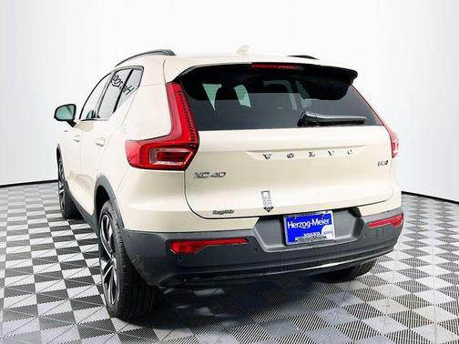 2025 Volvo XC40 B5 Plus Dark Theme