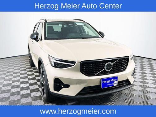 2025 Volvo XC40 B5 Plus Dark Theme