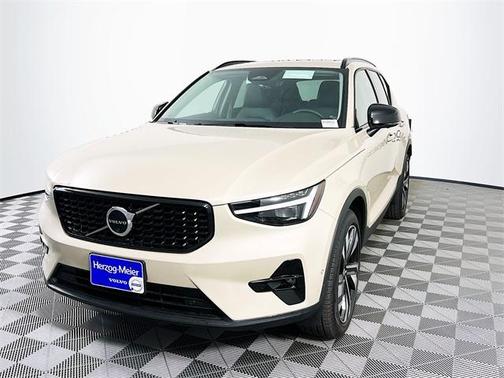 2025 Volvo XC40 B5 Plus Dark Theme