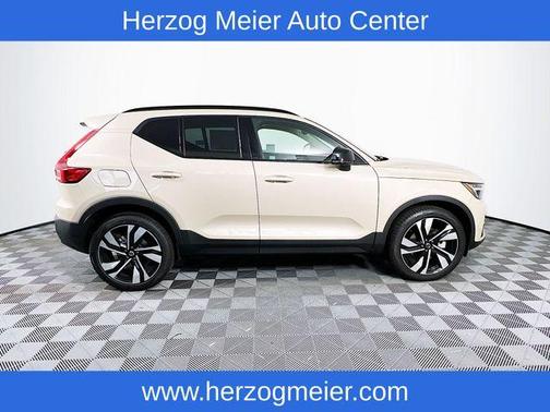 2025 Volvo XC40 B5 Plus Dark Theme