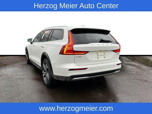 2025 Volvo V60 Cross Country B5 Plus