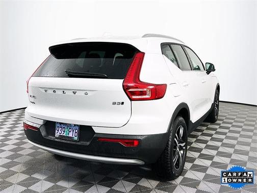 2025 Volvo XC40 B5 Core Bright Theme