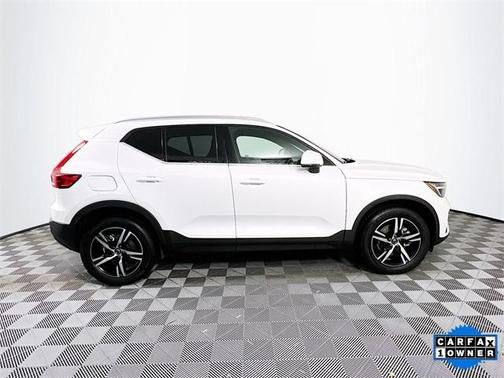 2025 Volvo XC40 B5 Core Bright Theme