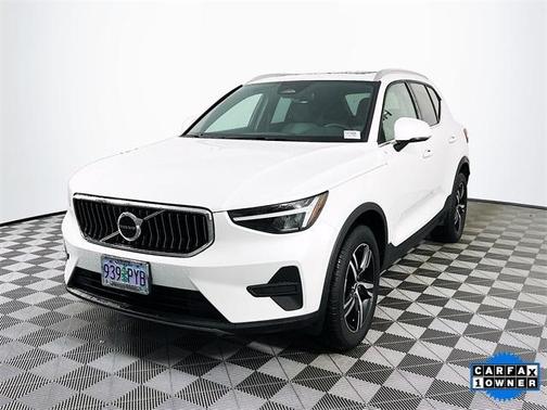 2025 Volvo XC40 B5 Core Bright Theme
