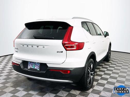 2025 Volvo XC40 B5 Core Bright Theme