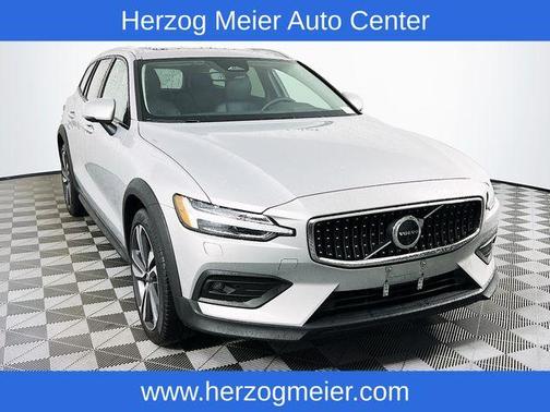 2025 Volvo V60 Cross Country B5 Plus