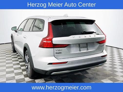 2025 Volvo V60 Cross Country B5 Plus
