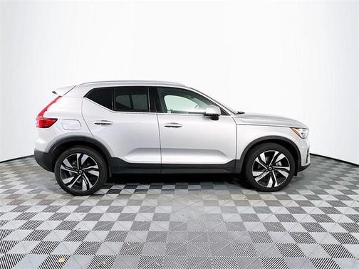 2024 Volvo XC40 B5 Plus Bright Theme