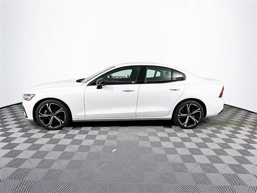 2024 Volvo S60 B5 Core Dark Theme