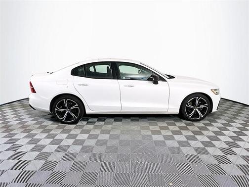 2024 Volvo S60 B5 Core Dark Theme