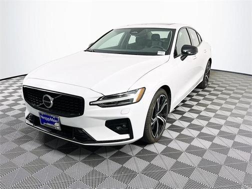 2024 Volvo S60 B5 Core Dark Theme