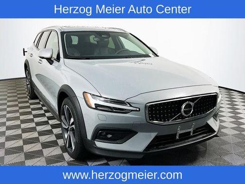 2025 Volvo V60 Cross Country B5 Plus