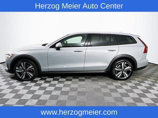 2025 Volvo V60 Cross Country B5 Plus