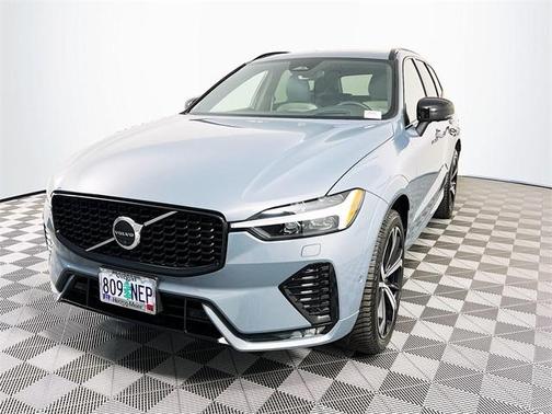 2022 Volvo XC60 B6 R-Design