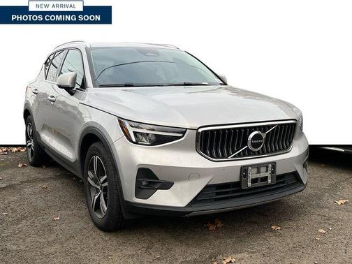 2023 Volvo XC40 B5 Plus Bright Theme