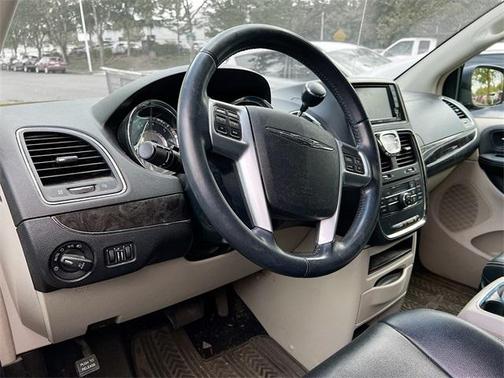 2013 Chrysler Town & Country Touring