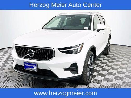 2025 Volvo XC40 B5 Core Bright Theme
