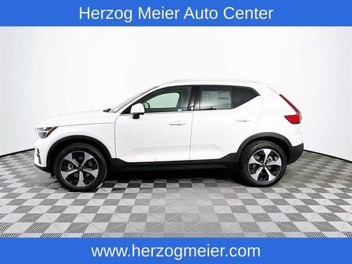 2025 Volvo XC40 B5 Core Bright Theme