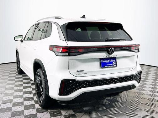 2026 Volkswagen Tiguan 2.0T SEL R-Line