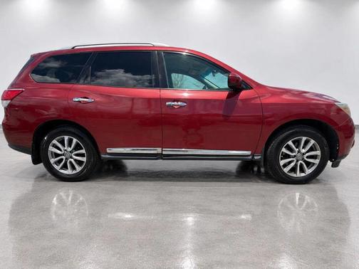 RED 2016 Nissan Pathfinder SL