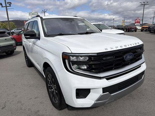 Oxford White 2025 Ford Expedition Platinum