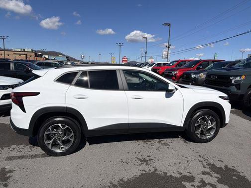 Summit White 2024 Chevrolet Trax LT
