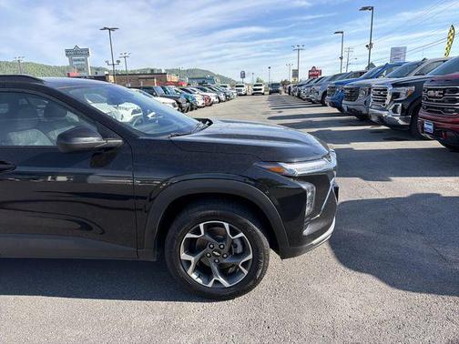 Mosaic Black Metallic 2024 Chevrolet Trax LT