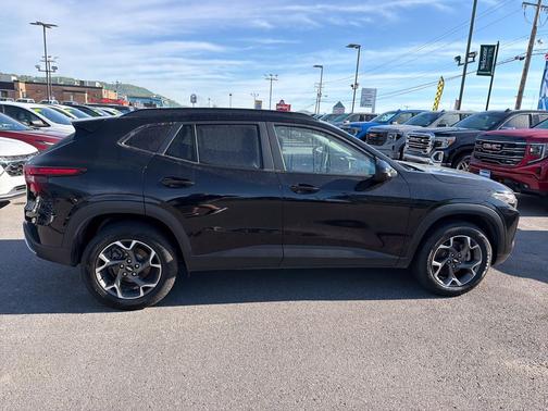 Mosaic Black Metallic 2024 Chevrolet Trax LT