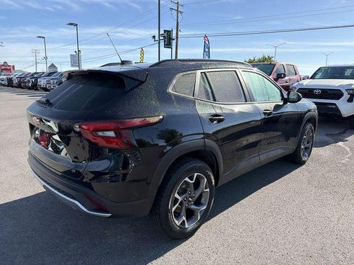 Mosaic Black Metallic 2024 Chevrolet Trax LT
