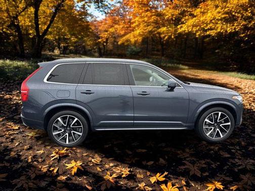 2022 Volvo XC90 T6 Momentum
