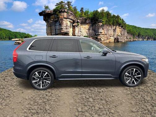2022 Volvo XC90 T6 Momentum