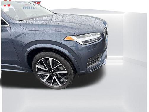 2022 Volvo XC90 T6 Momentum