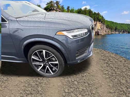 2022 Volvo XC90 T6 Momentum