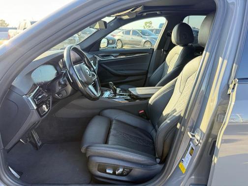 Amber 2021 BMW 540 i