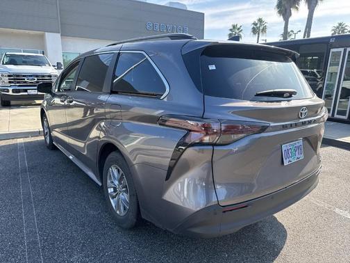 2024 Toyota Sienna XLE