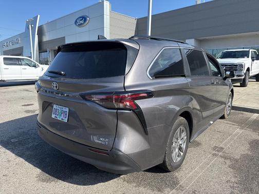 2024 Toyota Sienna XLE