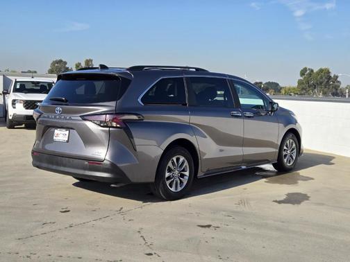 2024 Toyota Sienna XLE