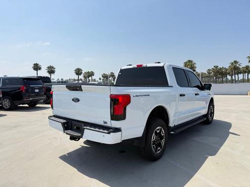 Oxford White 2023 Ford F-150 Lightning XLT