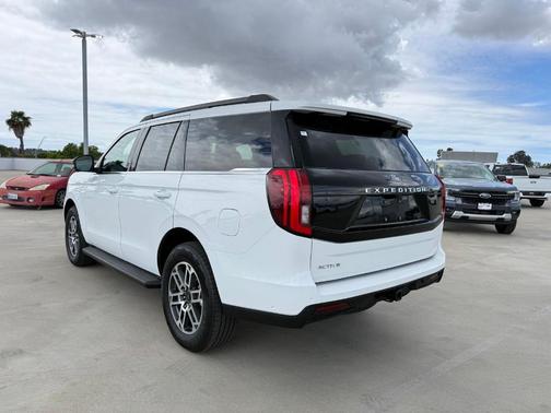 Oxford White 2025 Ford Expedition Active