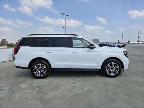 Oxford White 2025 Ford Expedition Active