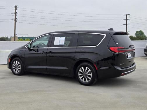 Diamond Black 2024 Chrysler Pacifica Hybrid Select