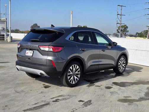 2022 Ford Escape Titanium Hybrid