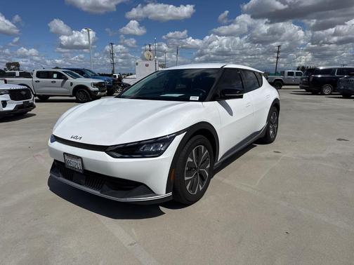 Snow White Pearl 2024 Kia EV6 Light