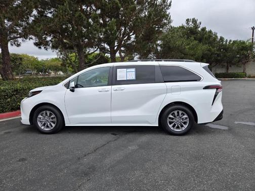 2023 Toyota Sienna LE