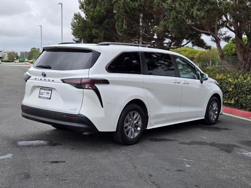 2023 Toyota Sienna LE